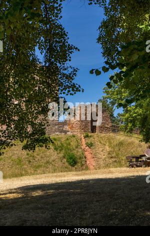 Castello Ruin Wartenberg nei pressi della città tedesca chiamato Bad Salzschlirf Foto Stock