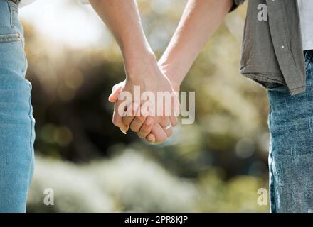 Voglio tenerti vicino. Scatto ritagliato di una coppia irriconoscibile che tiene le mani. Foto Stock