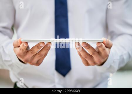 Portatore di cattive notizie. Scatto di un uomo d'affari che usa un tablet digitale. Foto Stock