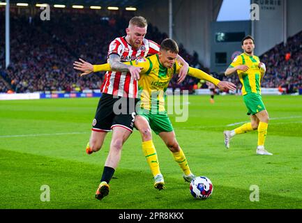 Gli oli McBurnie (a sinistra) di Sheffield United e il Conor Townsend di West Bromwich, Albion, combattono per la palla durante la partita del campionato Sky Bet a Bramall Lane, Sheffield. Data immagine: Mercoledì 26 aprile 2023. Foto Stock