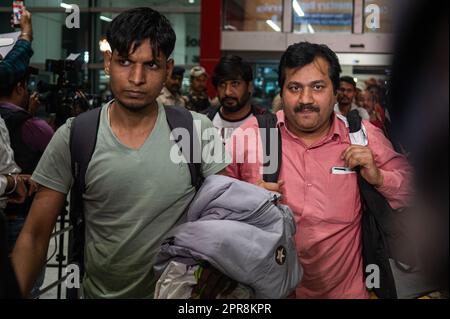 Nuova Delhi, Delhi, India. 26th Apr, 2023. I cittadini indiani provenienti dal Sudan arrivano all'aeroporto internazionale Indira Gandhi dopo essere stati evacuati con un volo speciale da Jeddah, in mezzo al conflitto in corso in Sudan, a Nuova Delhi, India, il 26 aprile 2023. (Credit Image: © Kabir Jhangiani/ZUMA Press Wire) SOLO PER USO EDITORIALE! Non per USO commerciale! Foto Stock