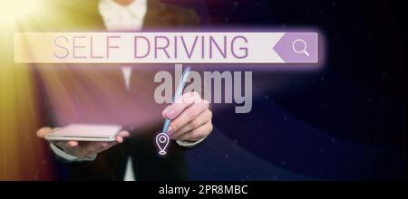 Guida automatica con didascalia concettuale. Idea di business veicolo autonomo capacità di navigare senza l'intervento umano Signora in costume che tiene la penna a simboleggiare i successi del lavoro di squadra. Foto Stock