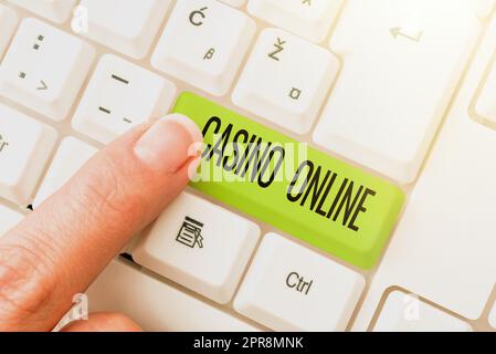 Scrittura di testo di visualizzazione Casino Online. Business Overview computer Poker Game Gamble Royal Bet Lotto High Stakes -49187 Foto Stock