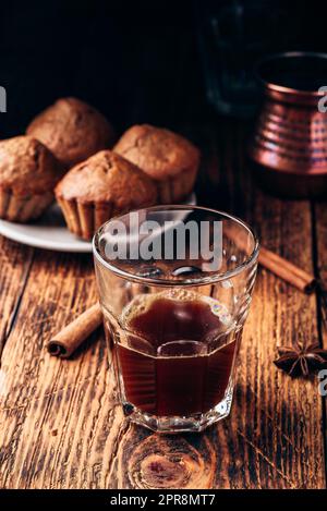 Caffè turco con spezie e muffin Foto Stock