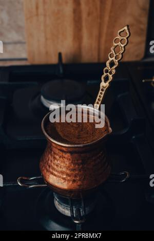 Una Caffettiera Turca Isolata Su Sfondo Bianco Pentola Di Ceramica Per  Caffè - Fotografie stock e altre immagini di Antico - Condizione - iStock