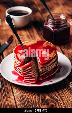 Pila di frittelle con marmellata di frutti di bosco Foto Stock