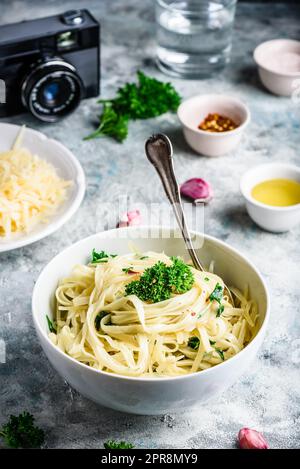Facile pasta con olio d'oliva e aglio Foto Stock