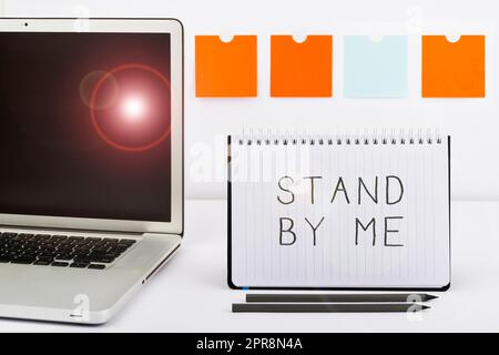 Didascalia concettuale Stand by me. Vetrina aziendale sempre intorno a me conta su qualcuno messaggi importanti su notebook e laptop on desk con forniture per ufficio. Foto Stock