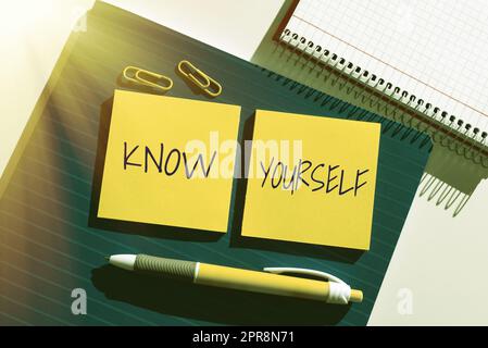 Testo che mostra ispirazione conosci te stesso. Word Written on Find You Understanding Strength and Wealth Identity Novità importanti presentate su due appunti appiccicosi sulla scrivania con notebook e penna. Foto Stock