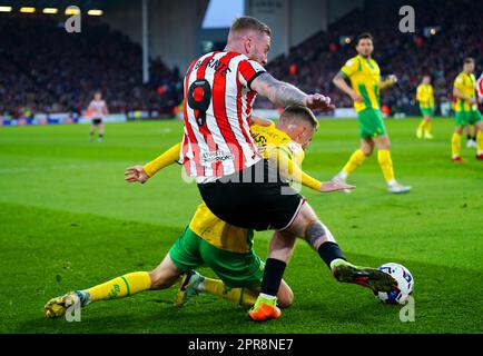 Gli oli McBurnie (a sinistra) di Sheffield United e il Conor Townsend di West Bromwich, Albion, combattono per la palla durante la partita del campionato Sky Bet a Bramall Lane, Sheffield. Data immagine: Mercoledì 26 aprile 2023. Foto Stock