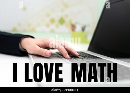 Scrittura visualizzazione testo i Love Math. Foto concettuale che piace molto fare calcoli matematica numero geek persona d'affari che digita recenti aggiornamenti sulla tastiera per computer portatili sulla scrivania. Foto Stock