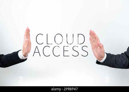 Accesso al cloud con visualizzazione concettuale. Business idea strumento software tra l'organizzazione e il provider informazioni importanti presentate tra le mani del team aziendale. Foto Stock