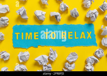 Didascalia di testo che presenta il tempo per rilassarsi. Foto concettuale momento di relax per una pausa di lavoro o di studio tempo libero Note schiacciate posizionate ovunque informazioni importanti scritte su carta. Foto Stock