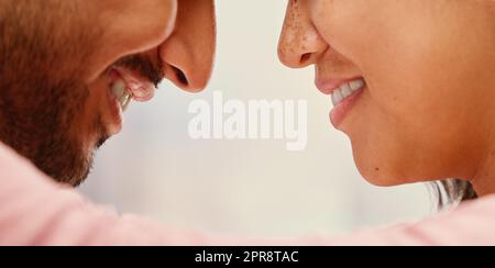 Primo piano di un uomo di razza mista che ama la sua moglie asiatica. Colpo di testa della coppia ispanica che unisce e condivide un momento intimo a casa. Bella donna con lentiggini che si sente innamorata del fidanzato Foto Stock