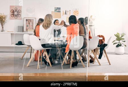 Insieme possiamo realizzare qualsiasi cosa: Un gruppo di donne d'affari che si donano a vicenda cinque persone in un ufficio sul posto di lavoro. Foto Stock