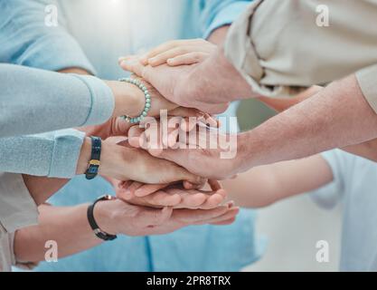 Beato con la migliore squadra, una famiglia che si accatastano le mani nel giardino all'aperto. Foto Stock