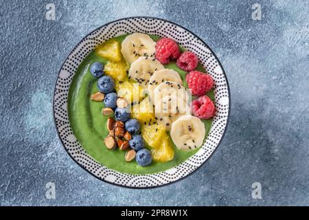 Ciotola di frullato con avocado e spinaci Foto Stock