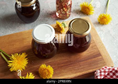 Due vasetti di miele di dente di leone - sciroppo di fiori freschi in primavera Foto Stock