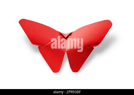 Origami farfalla di carta rossa isolato su uno sfondo bianco Foto Stock