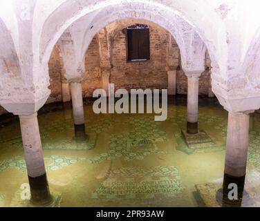 La Basilica di San Francesco è una chiesa importante di Ravenna. Il funerale di Dante Alighieri si tenne nella chiesa nel 1321 e i suoi resti riposano ancora accanto Foto Stock