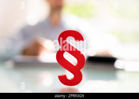 Primo piano di Un simbolo di paragrafo rosso Foto Stock