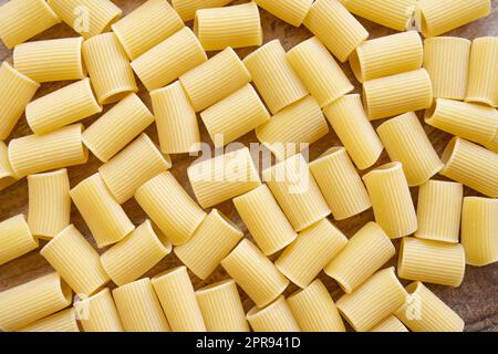 piatto di pasta cruda Foto Stock
