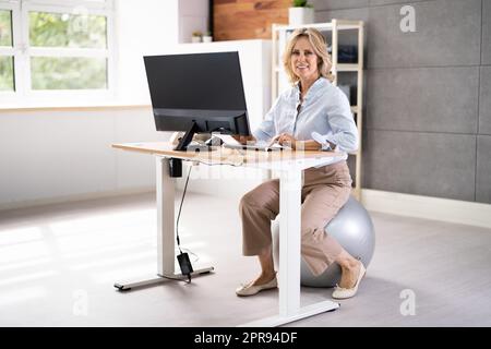 Postura corretta alla scrivania in ufficio Foto Stock