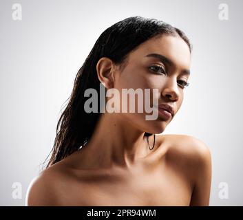 Non nascondere la tua bellezza. Ritratto ritagliato di una giovane donna attraente in posa in studio su sfondo grigio. Foto Stock