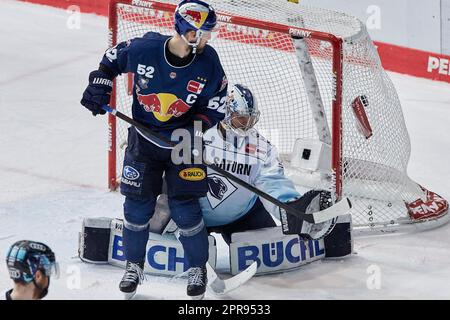 2022/2023 DEL finale gioco #5 | Red Bull München vs ERC Ingolstadt, gioco 5 2023-04-23 a München (Olympia-Eisstadion) Jubelszenen HAGER Patrick (Rosso Foto Stock