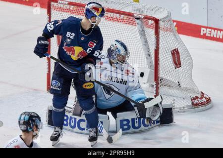 2022/2023 DEL finale gioco #5 | Red Bull München vs ERC Ingolstadt, gioco 5 2023-04-23 a München (Olympia-Eisstadion) Jubelszenen HAGER Patrick (Rosso Foto Stock