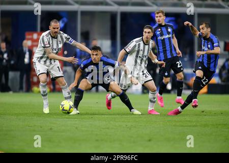 Milano, Italia. 26th Apr, 2023. Leonardo Bonucci della Juventus, Lautaro Martinez del FC Internazionale, Fabio Miretti della Juventus, Nicolo Barella del FC Internazionale e Henrikh Mkhitaryan del FC Internazionale, che ha fatto il semifinale della Coppa Italia, partita di calcio tra Juventus FC Internazionale FC il 26 aprile 2026 allo stadio Giuseppe Meazza, San Siro, Milano, Italia. Credit: Nderim Kaceli/Alamy Live News Foto Stock