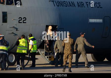 Tunisi, Tunisia. 26th Apr, 2023. Tunisi, Tunisia. 26 aprile 2023. I cittadini tunisini arrivano all'aeroporto Carthage di Tunisi dopo essere stati evacuati dal Sudan. Vari paesi stanno organizzando l'evacuazione del personale dell'ambasciata e dei loro cittadini su strada, aria e mare durante un cessate il fuoco tra l'esercito sudanese e le forze paramilitari di supporto rapido. Il conflitto in Sudan è iniziato il 15th aprile e ha già ucciso centinaia di persone (Credit Image: © Hasan Mrad/IMAGESLIVE via ZUMA Press Wire) SOLO PER USO EDITORIALE! Non per USO commerciale! Foto Stock