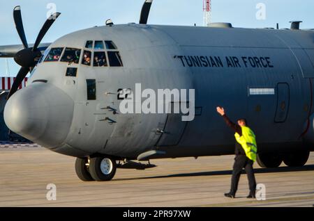 Tunisi, Tunisia. 26th Apr, 2023. Tunisi, Tunisia. 26 aprile 2023. I cittadini tunisini arrivano all'aeroporto Carthage di Tunisi dopo essere stati evacuati dal Sudan. Vari paesi stanno organizzando l'evacuazione del personale dell'ambasciata e dei loro cittadini su strada, aria e mare durante un cessate il fuoco tra l'esercito sudanese e le forze paramilitari di supporto rapido. Il conflitto in Sudan è iniziato il 15th aprile e ha già ucciso centinaia di persone (Credit Image: © Hasan Mrad/IMAGESLIVE via ZUMA Press Wire) SOLO PER USO EDITORIALE! Non per USO commerciale! Foto Stock