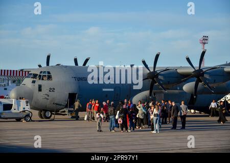 Tunisi, Tunisia. 26th Apr, 2023. Tunisi, Tunisia. 26 aprile 2023. I cittadini tunisini arrivano all'aeroporto Carthage di Tunisi dopo essere stati evacuati dal Sudan. Vari paesi stanno organizzando l'evacuazione del personale dell'ambasciata e dei loro cittadini su strada, aria e mare durante un cessate il fuoco tra l'esercito sudanese e le forze paramilitari di supporto rapido. Il conflitto in Sudan è iniziato il 15th aprile e ha già ucciso centinaia di persone (Credit Image: © Hasan Mrad/IMAGESLIVE via ZUMA Press Wire) SOLO PER USO EDITORIALE! Non per USO commerciale! Foto Stock