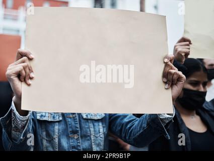 Lasciate che la gente decida: Un gruppo di persone che si è recato contro una protesta contro il vaccino contro il virus della corona. Foto Stock