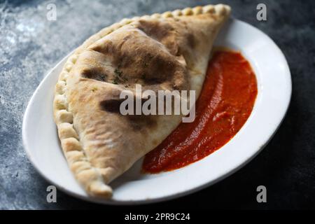 pizza italiana piegata al calzone Foto Stock