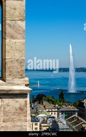 Vista del Jet d'Eau, una grande fontana a Ginevra, in Svizzera Foto Stock