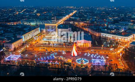 Gomel, Bielorussia. Albero di Natale principale e illuminazione festiva in Piazza Lenin a Homel. Capodanno in Bielorussia. Vista aerea notturna Foto Stock