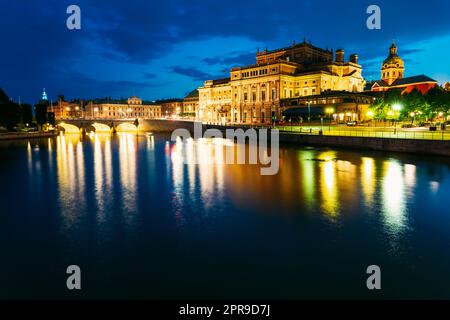 Vista notturna dell'Opera reale di Stoccolma illuminata, Svezia Foto Stock