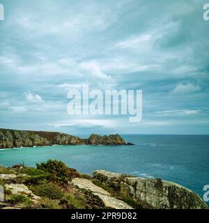 Mar Celtico - una vista dal Minack Theatre, Porthcurno, Penzance, Cornovaglia, Regno Unito Foto Stock