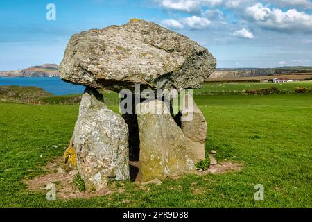 Carreg Samson conosciuto come Carreg Sampson, Samson's Stone, o The Longhouse - Pembrokeshire Coast Path in Galles, Regno Unito Foto Stock