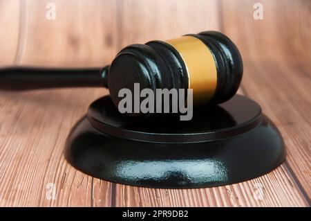 Primo piano del giubbotto su sfondo di legno. Foto Stock