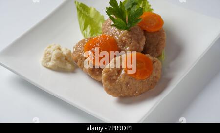 Tradizionale cibo ebraico passtover gefilte pesce con carote, rafano e lattuga Foto Stock