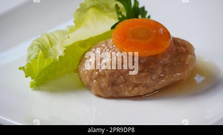 Tradizionale cibo ebraico passtover gefilte pesce con carote, rafano e lattuga Foto Stock