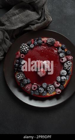 Torta di gelatina di frutti di bosco con fragole congelate, mirtilli, lamponi Foto Stock