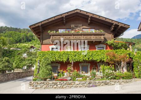 Tradizionale fattoria di montagna austriaca nel villaggio alpino di Doelsach, nel Tirolo orientale, in Austria Foto Stock