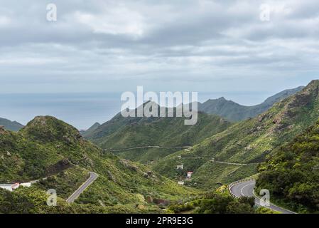 Vista sulle montagne con la strada a serpentina nel parco nazionale di Anaga, Tenerife, Spagna il giorno di marzo Foto Stock