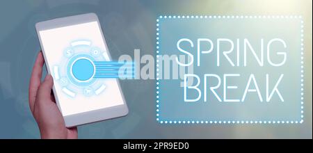 Ispirazione che mostra il segno Spring Break. Approccio aziendale periodo di vacanza a scuola e università durante la primavera, uomo d'affari in possesso di Un tablet che mostra simboli digitali per le presentazioni. Foto Stock