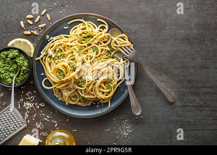 Spaghetti pesto Foto Stock