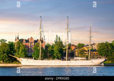 AF Chapman, una vecchia nave costruita nel 1888, ormeggiata sulla riva dell'isola di Skeppsholmen, Stoccolma, Svezia Foto Stock
